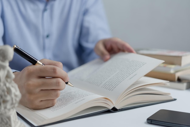 Ondernemer lezen en schrijven over boekonderwijs dat kennisontwikkeling en cognitieleerconcept bestudeert