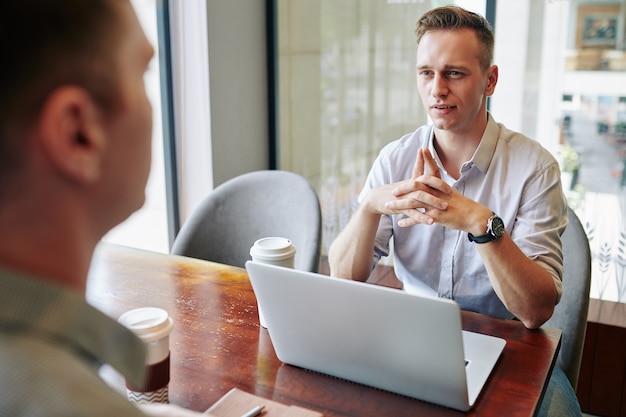 Ondernemer luistert naar collega