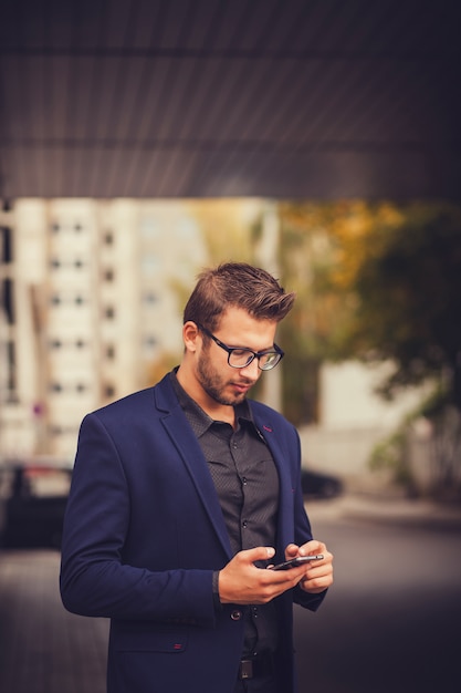 Ondernemer maakt gebruik van smart phone mobile