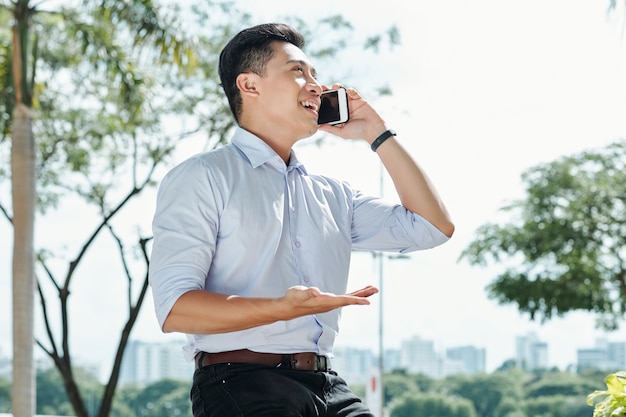 Ondernemer praten over de telefoon