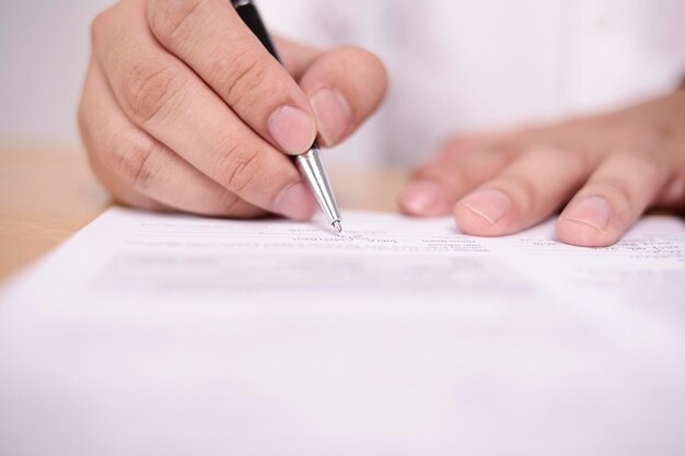 Ondernemer tekent contract