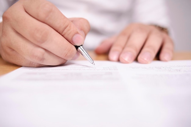 Ondernemer tekent contract