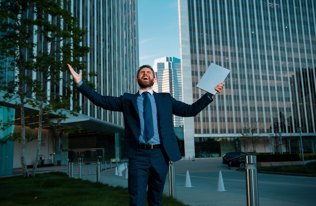 Ondernemer viert zijn succes in een zakencentrum ambities concept en gelukkige zaken