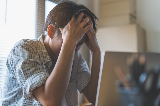 Ondernemer voelt stressvol met zakelijke schulden.