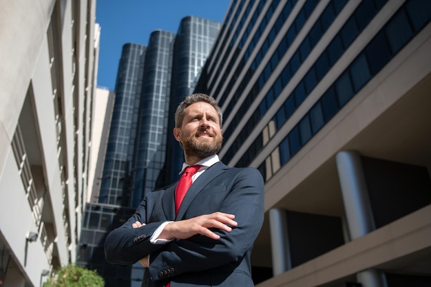 Ondernemer zakelijk portret zakenman staat trots met gekruiste armen buiten