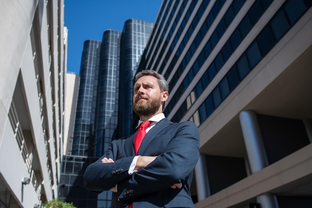 Ondernemer zakelijk portret zakenman staat trots met gekruiste armen buiten