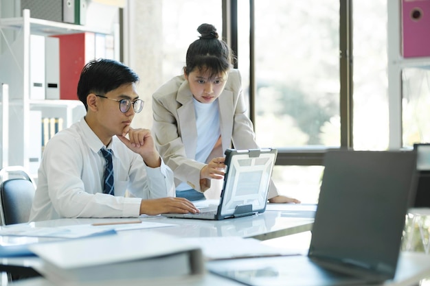 Ondernemers bespreken analyseren met behulp van laptop en statisticxa