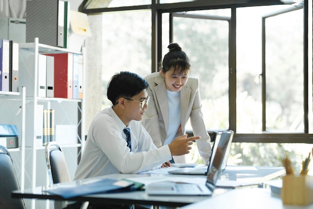 Ondernemers bespreken analyseren met behulp van laptop en statisticxA