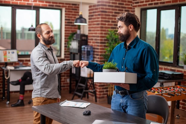 Ondernemers botsen in het kantoor van een start-up.