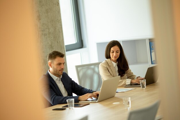 Ondernemers die als team op kantoor werken