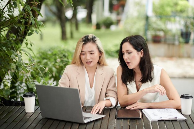 Ondernemers die documenten bespreken