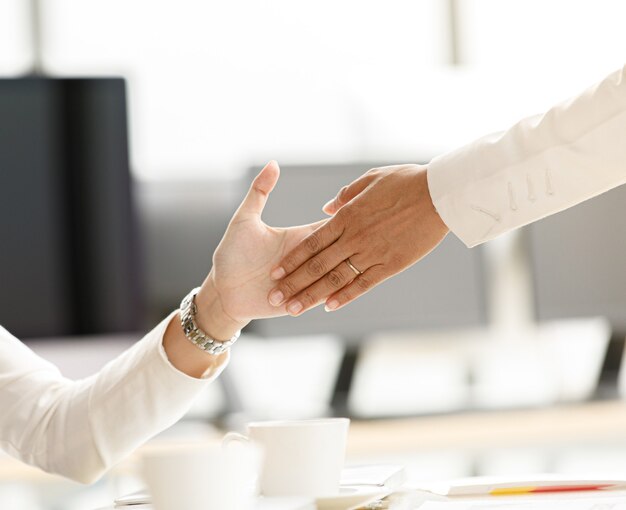 Ondernemers die het kantoor binnenliepen, passeerden een rij zakenvrouwen die in hun handen zaten te klappen en een high-five touch handpalm met iedereen doen. Idee voor gelukkige emotie met succes en geliefd teamwork.