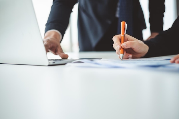 Ondernemers die op kantoor aan het bureau werken