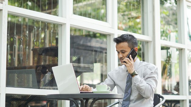 Ondernemers die werken op computers met telefoon