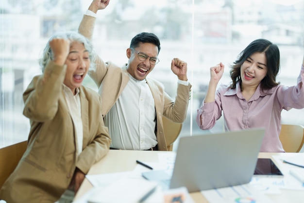 Ondernemers en een groep Aziatische ondernemers zijn verheugd om succesvol te zijn in marketingplanning De gestelde doelstelling met succes overtroffen Ontvangen bonussen en een goed salaris