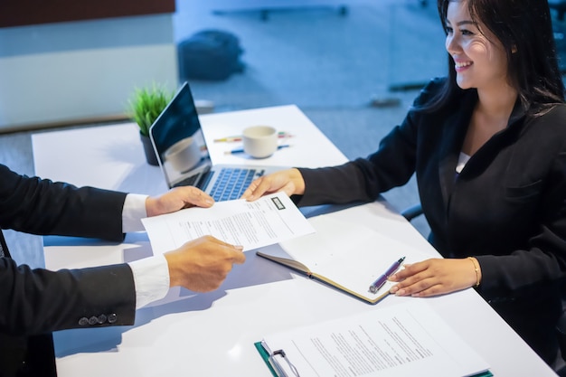 Ondernemers en ondernemers bespreken documenten voor sollicitatiegesprek concept