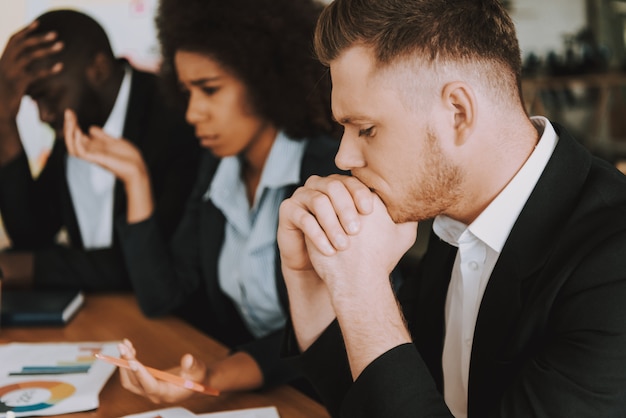 Ondernemers en ondernemers denken aan iets