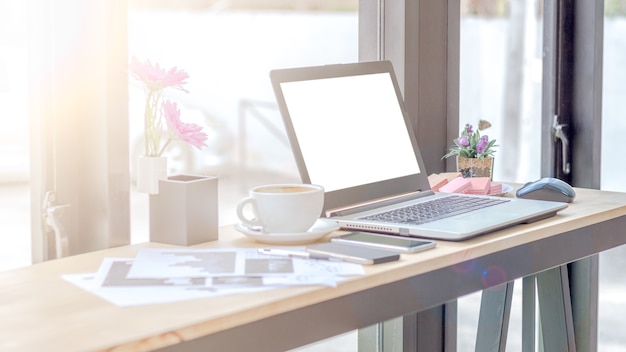 Ondernemers gebruiken een smartphone en een laptop in een coffeeshop