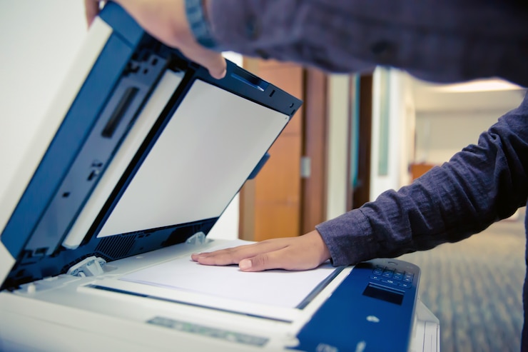 Foto ondernemers gebruiken fotokopieerapparaten.