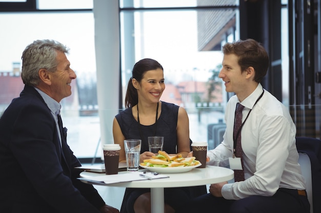 Ondernemers interactie tijdens het ontbijt