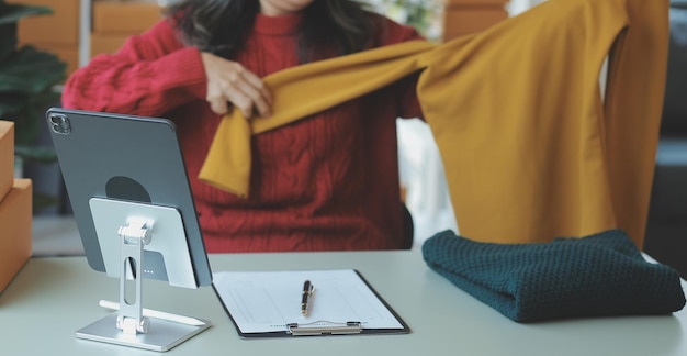 Foto ondernemers kleinbedrijf mkb zelfstandige mannen werken thuis smartphones en laptops gebruiken voor commerciële controle online marketing verpakkingsdozen mkb verkopers concept e-commerce team online verkoop