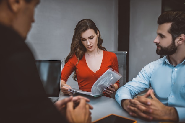 Ondernemers met een bijeenkomst op kantoor