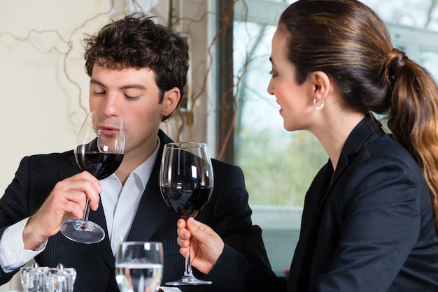 Ondernemers met zakenlunch in een verfijnd restaurant