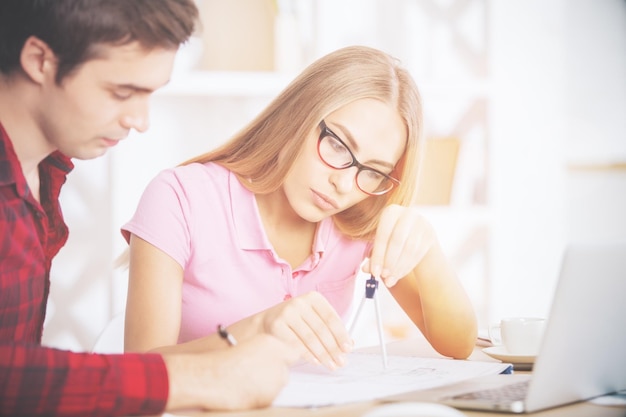 Ondernemers omgaan met papierwerk