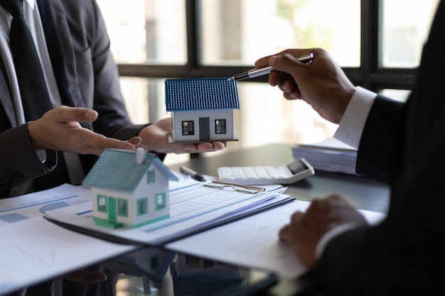 Ondernemers ontmoeten elkaar om het rendement van vastgoedinvesteringen te bespreken. Onroerend goedinvesteringen, cashflow, huur, hypotheken, huis- en grondbeoordelingen.