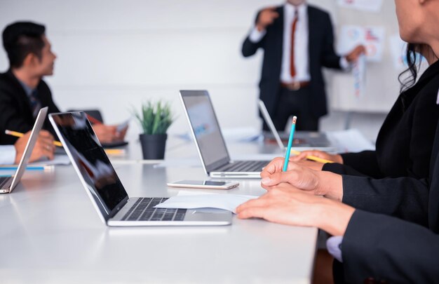 Ondernemers ontmoeten en bespreken met collega's in vergaderruimte