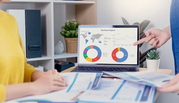 Ondernemers vergaderplan analyse grafiek bedrijf financiën strategie statistieken succes concept en planning voor de toekomst in kantoorruimte.