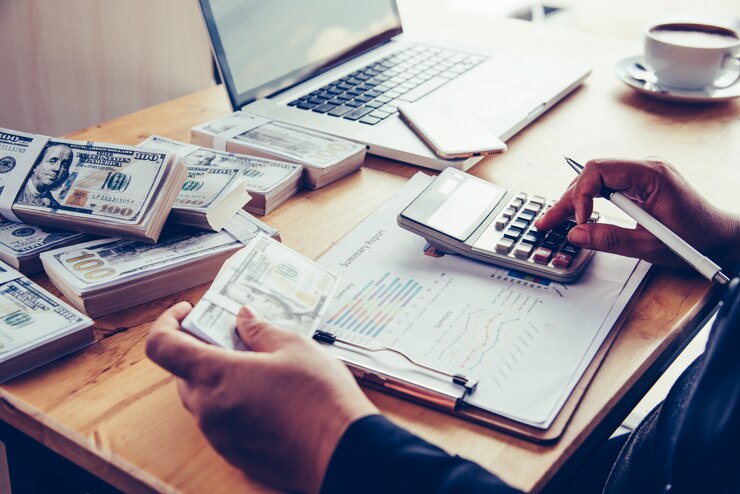 Foto ondernemers werken aan dollars, berekenen winsten en verdienen resultaten,