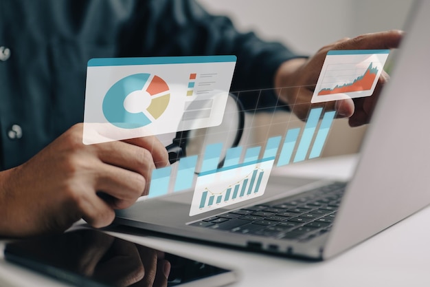 Foto ondernemers werken aan een monitorgrafiek-dashboard terwijl ze statistische en gegevensanalyse uitvoeren voor bedrijfsfinanciën en investeringsideeën