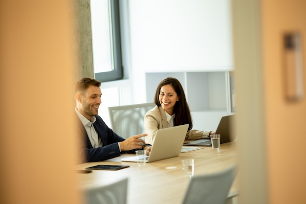 Ondernemers werken als een team op kantoor