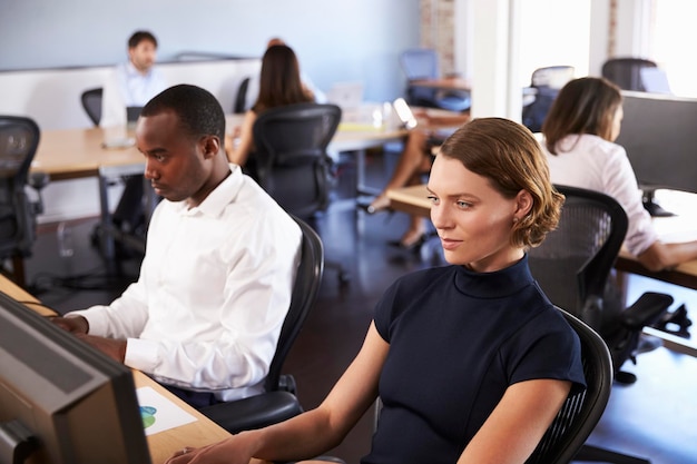 Ondernemers werken op computers in een druk modern kantoor