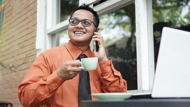 Ondernemers werken op computers koffie drinken en glimlachen