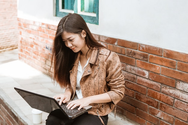 Ondernemersvrouw die met laptop werkt