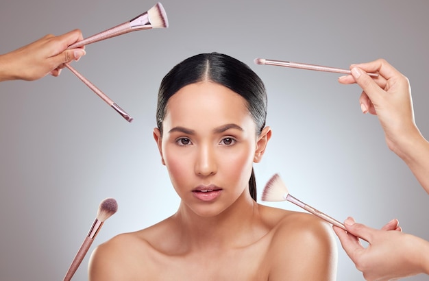 Onderschat nooit de kracht van cosmetica Studioportret van een mooie jonge vrouw met make-up op haar gezicht tegen een grijze achtergrond