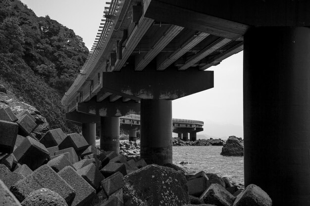 Onderstaande weergave van de brug over Groyne in de zee