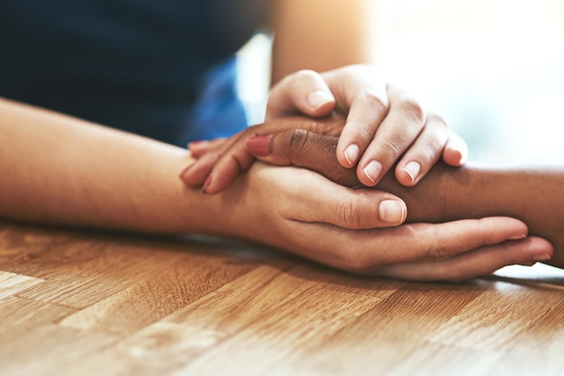 Ondersteun zorg en samen met mensen hand in hand voor hoop vertrouwen en empathie Diversiteit vergeven en vrienden met helpende hand respect en helpen door kanker rouw of troosten met verbinding