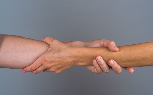 Foto ondersteuning concept van redding solidariteit medeleven en liefdadigheid helpende hand twee handen close-up