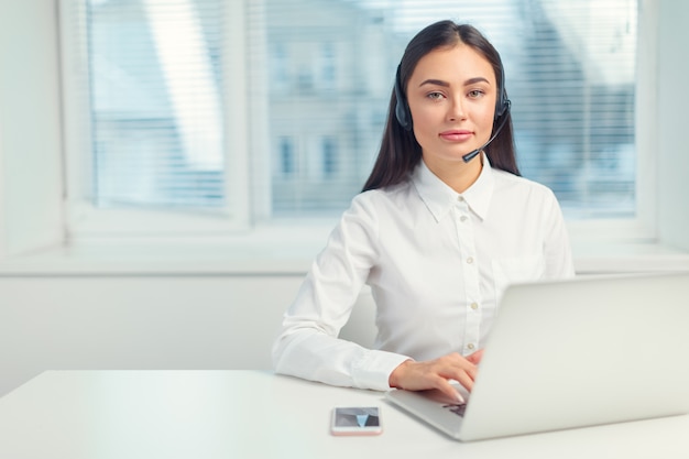 Ondersteuning telefoon operator in headset op de werkplek