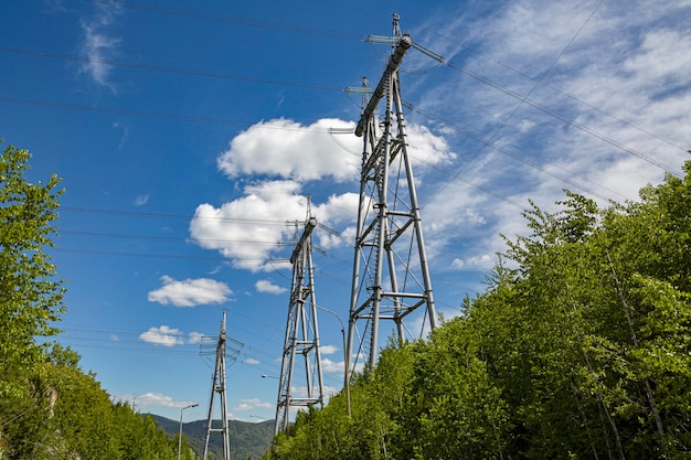 Ondersteuning voor hoogspanningsleidingen. Elektriciteitsproductie en -transmissie.