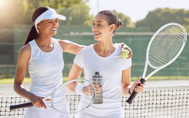 Ondersteuning voor sporttennis en vrouwen om te beginnen met trainen en trainen met een gelukkige glimlach Fitnessgezondheid en cardiosporten met motivatie en geluk van atleetmensen op het buitenwedstrijdveld