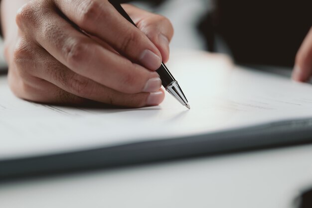 Ondertekening contract Zakenman ondertekening van een contract investering professionele document overeenkomst
