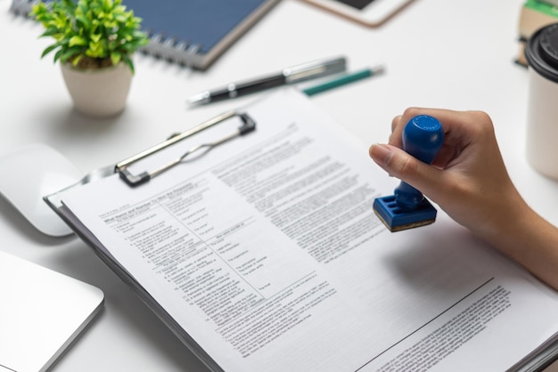 Ondertekening goedkeuringsdocumenten stempel bevestiging beroep handtekening zakenman handstempel financiën papier werkconcept