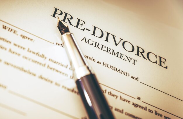Foto ondertekening van echtscheidingsdocumenten
