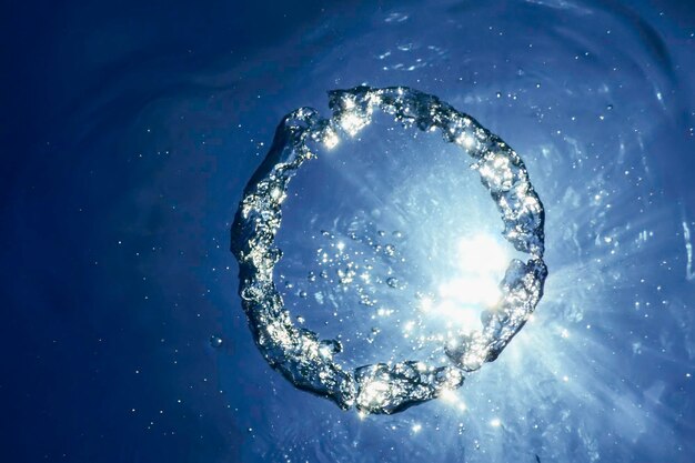 Onderwater Bubble Ring stijgt op naar de zon