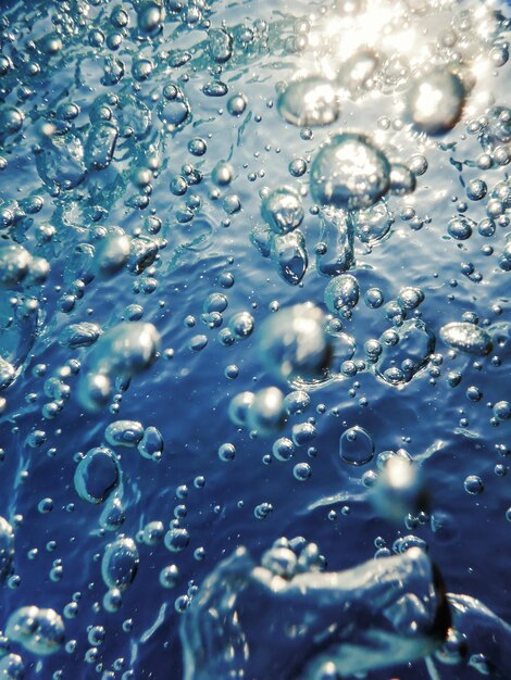 Onderwater luchtbubbels met zonlicht