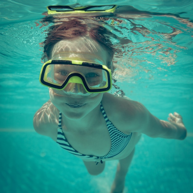 Onderwater portret van gelukkig kind Zomervakantie